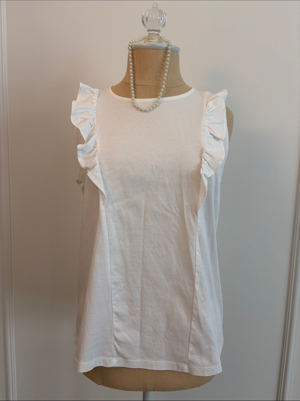 Beautiful and comfortable! Ann Taylor White Ruffle Shoulder Tank, MP, EUC